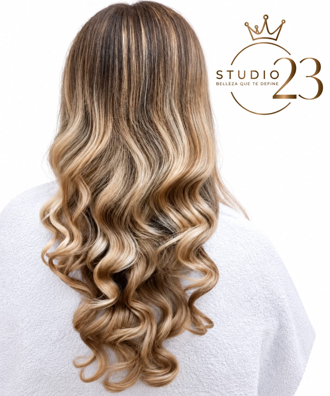 Cabello rubio con ondas y logo de Studio23